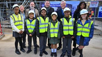 L-t-r (back): H&F Cllr Nicole Trehy, Steve Leakey (Managing Director at Higgins Partnerships), H&F Leader Cllr Stephen Cowan, Ben Coleman MP for Chelsea and Fulham and Cllr Frances Umeh, H&F Cabinet Member for Housing and Homelessness with pupils from Sir John Lillie primary school