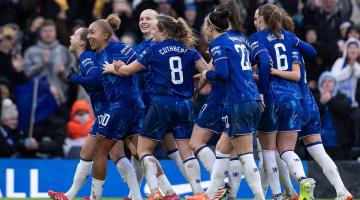 Guro Reiten celebrates with her teammates