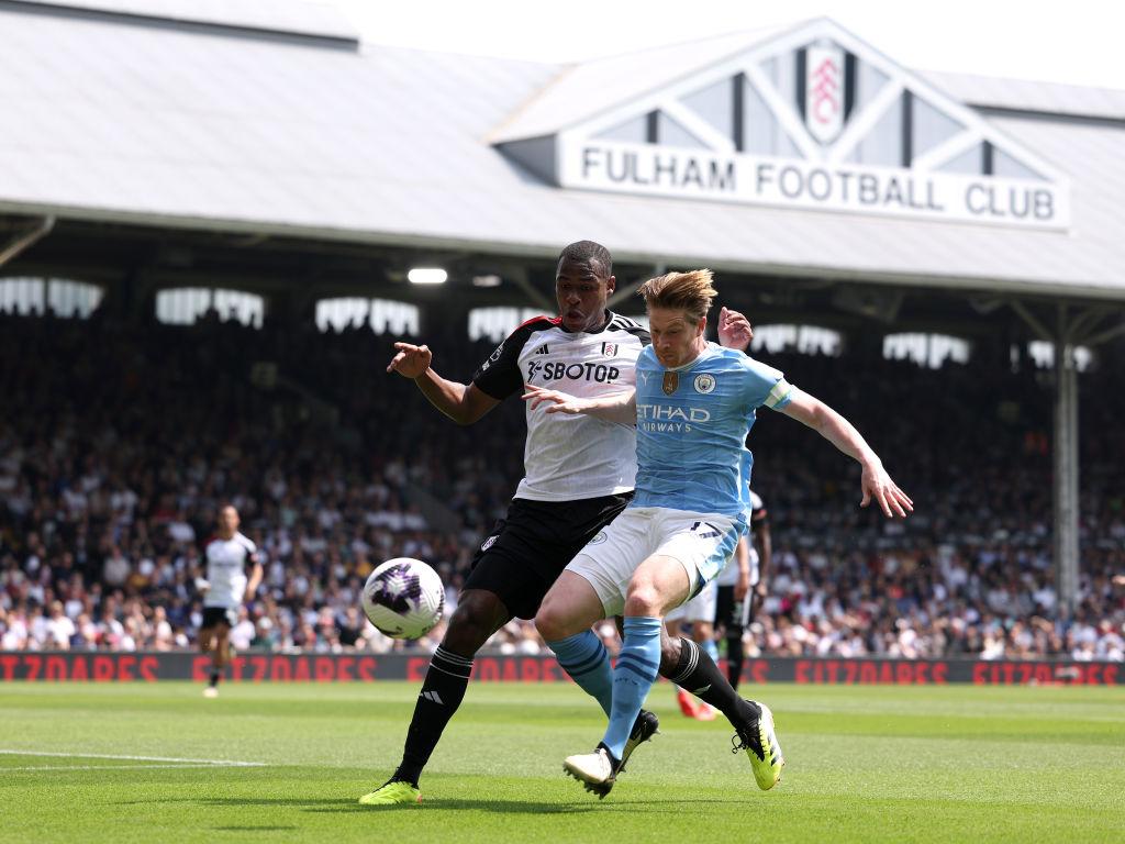 Kevin De Bruyne of Manchester City holds off Issa Diop