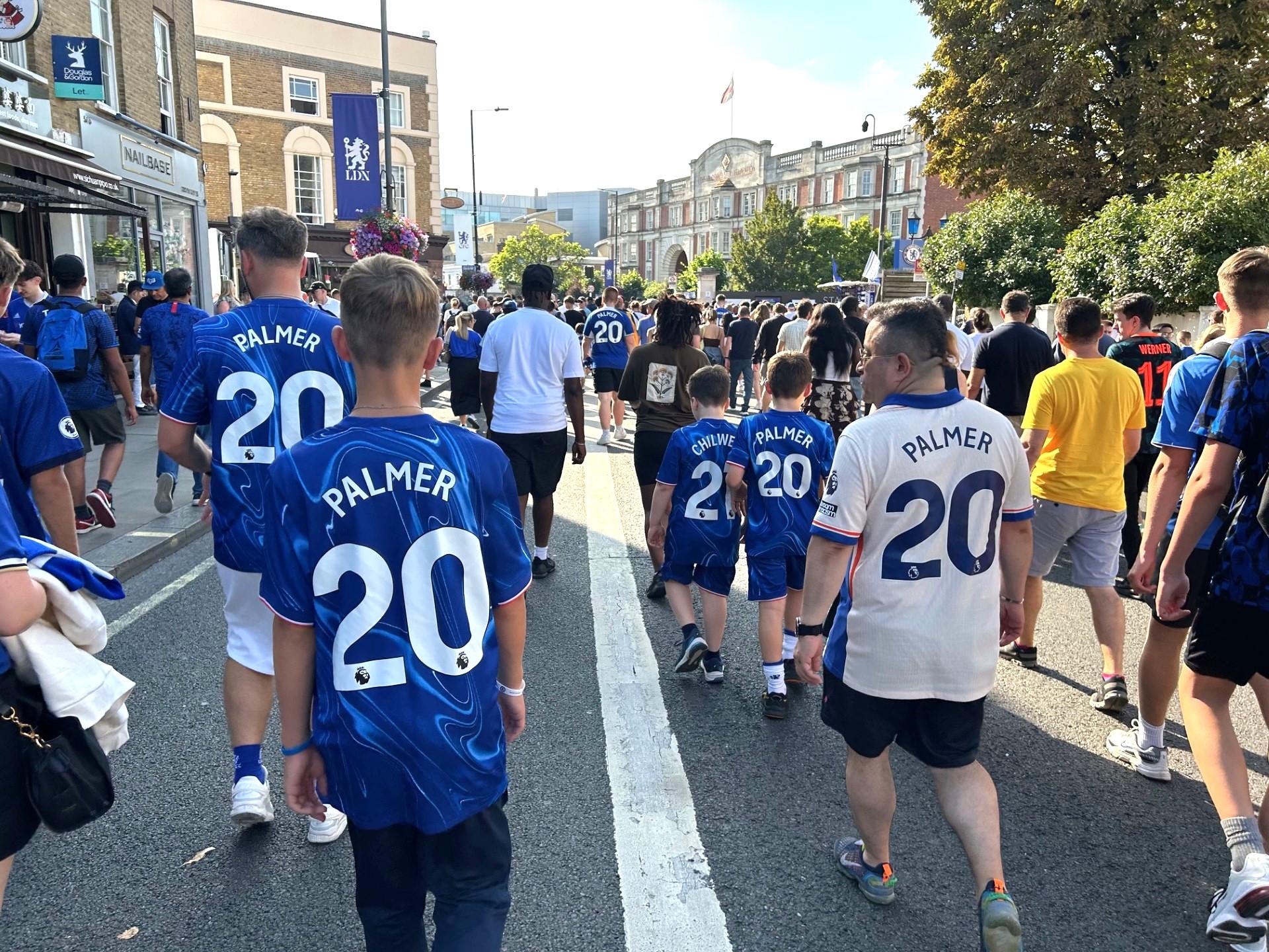 Chelsea fans in Cole Palmer shirts