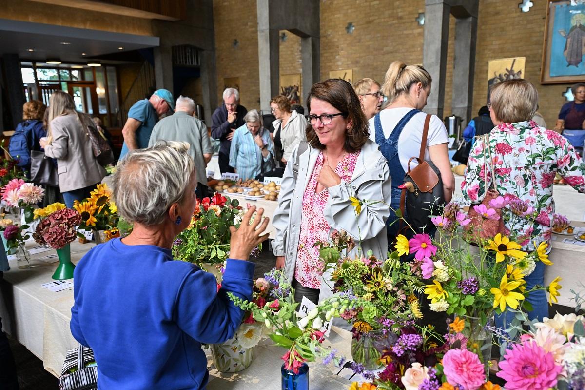 Over 40 entrants and 200 visitors made their way to St Etheldreda’s church in Fulham for the FHS show.