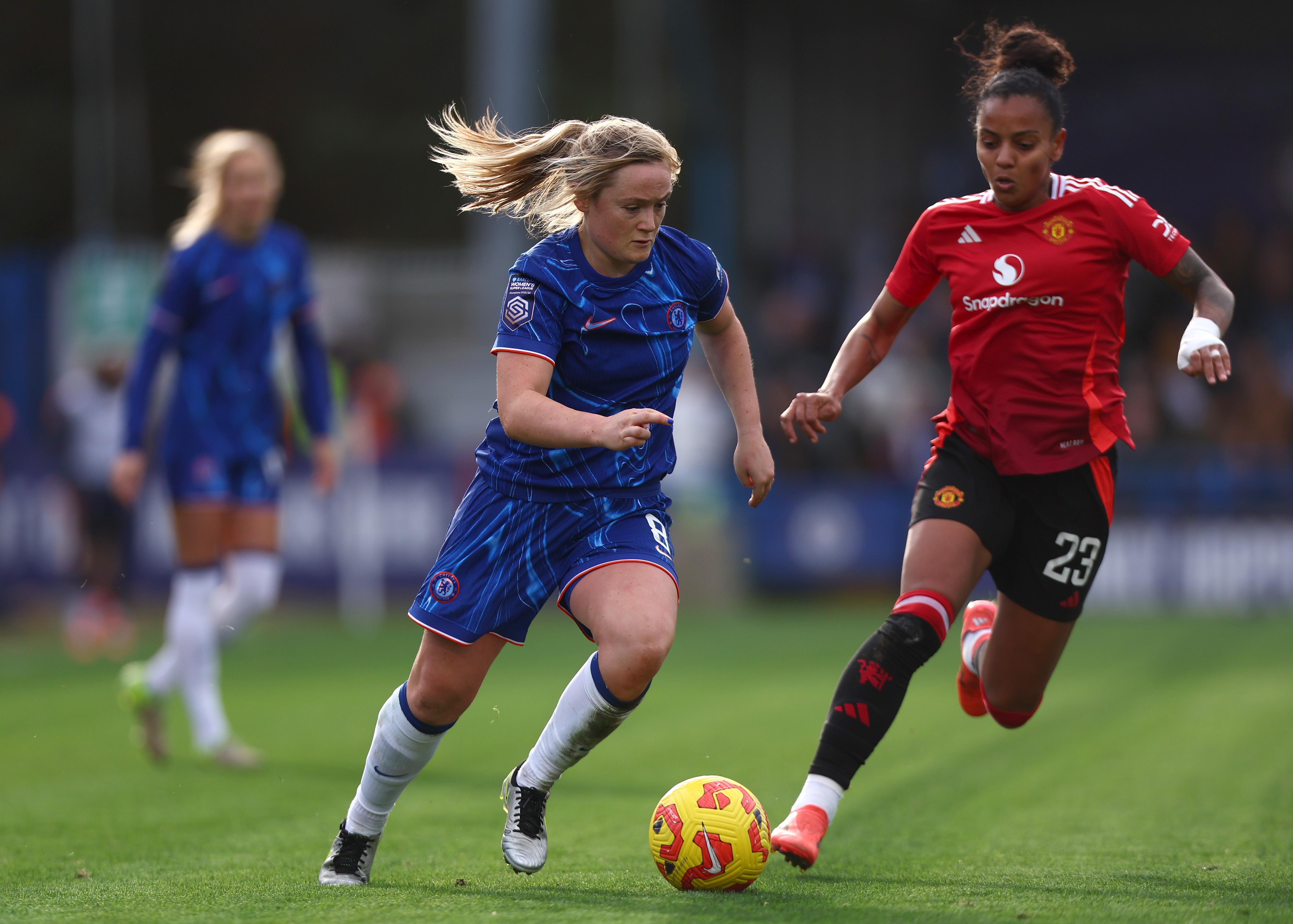 Erin Cuthbert speeds past Geyse Da Silva Ferreira