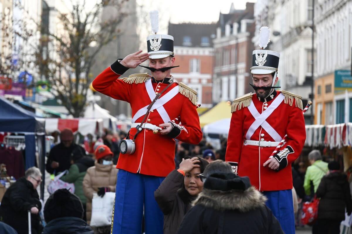 Street entertainers at Fulham Christmas Market 2023