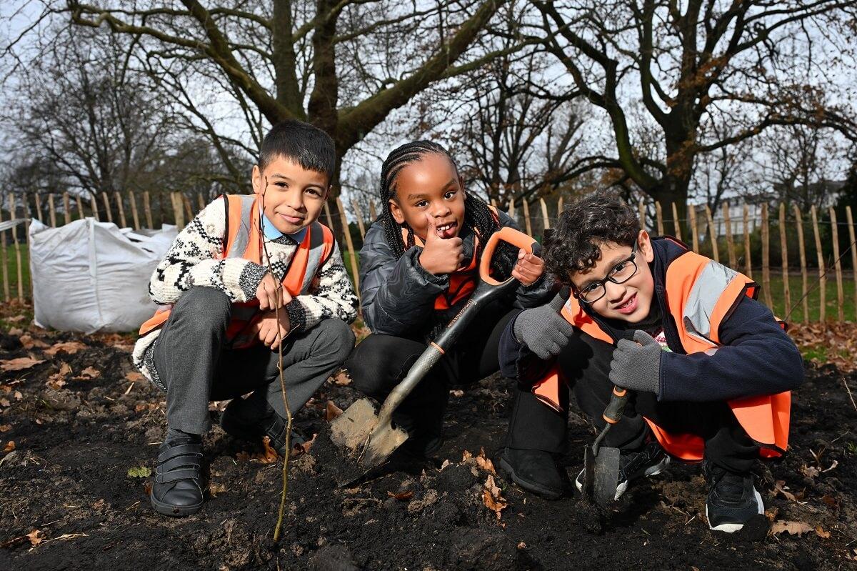 Wormholt Park primary pupils on planting day