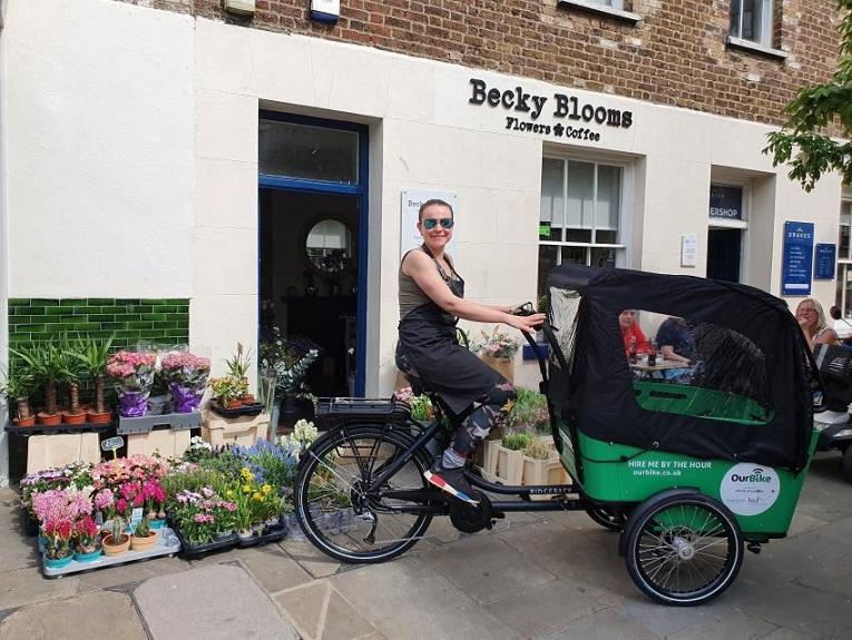 Woman on an cargo e-bike smiling to the camera