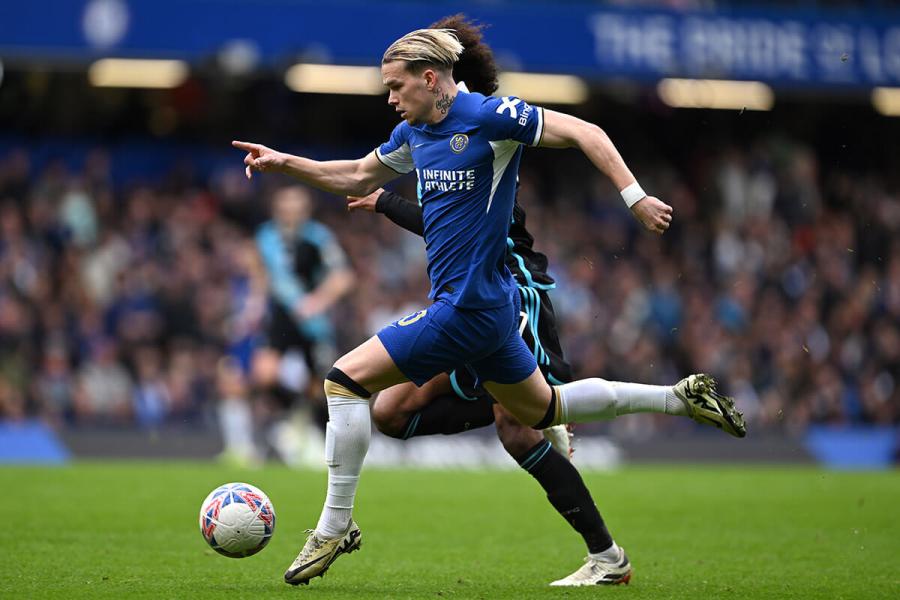 Mykhaylo Mudryk in action against Leicester City