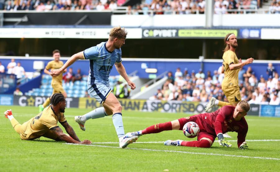 Paul Nardi save a shot against Tottenham