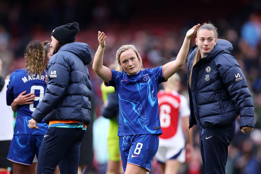 Chelsea's Erin Cuthbert (centre)