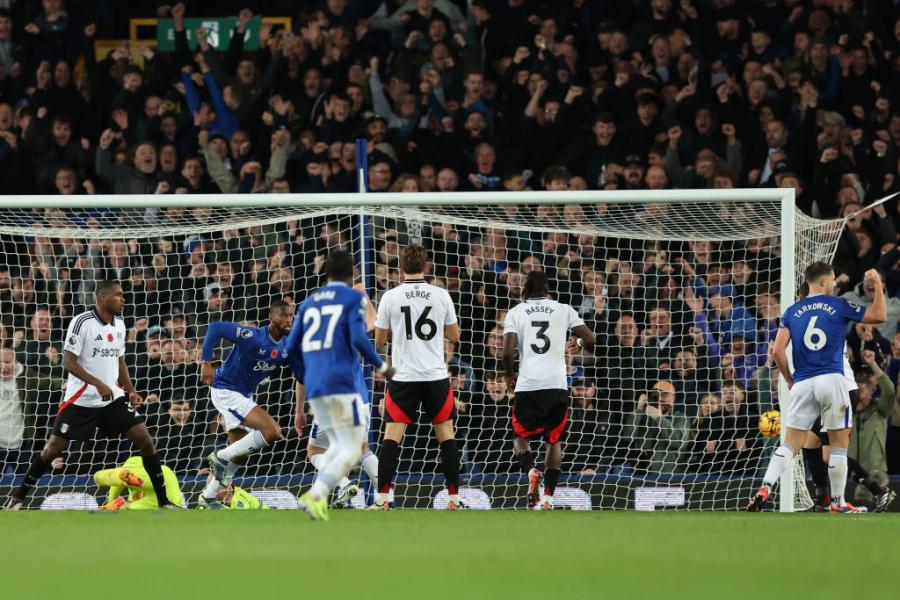 Everton's Beto ocelebrates scoring his team's late equaliser.