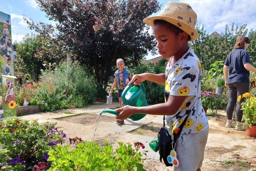 Young helpers at Phoenix Farms, White City