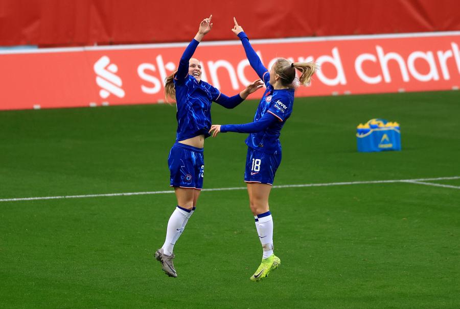  Aggie Beever-Jones celebrates with Wieke Kaptein