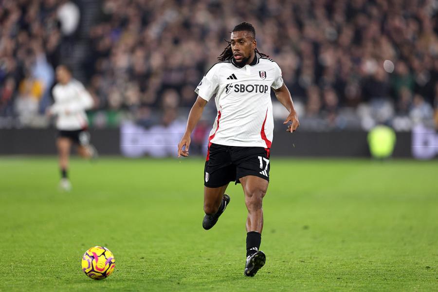 Alex Iwobi controls the ball at the London Stadium