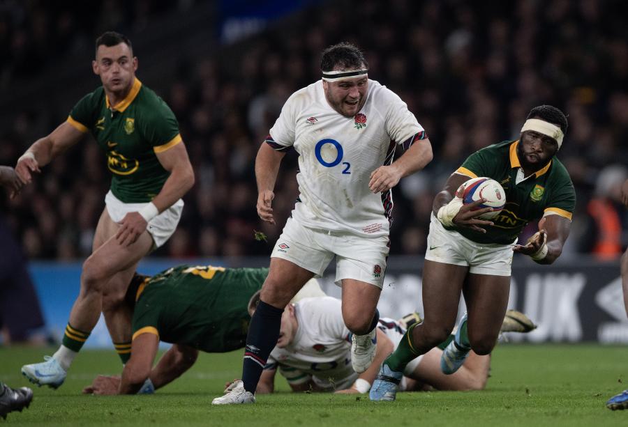 Jamie George of England challenges Siya Kolisi of South Africa during the Autumn Nations Series 2024