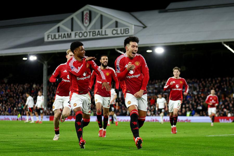 Lisandro Martinez celebrates his goal