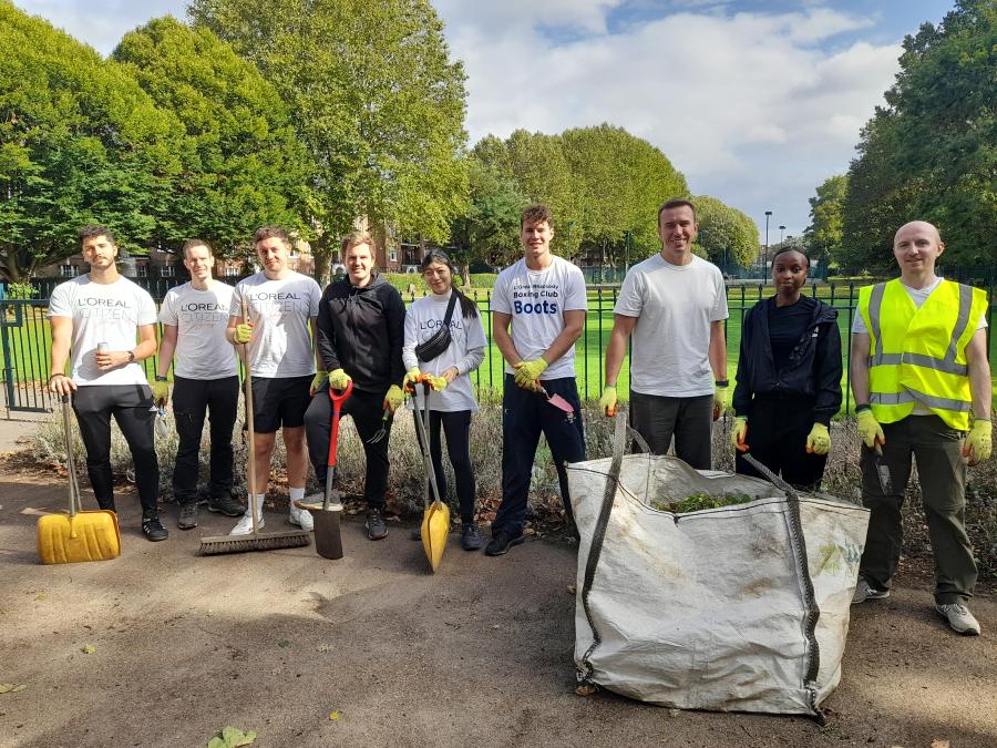 Volunteer group in Bishops Park