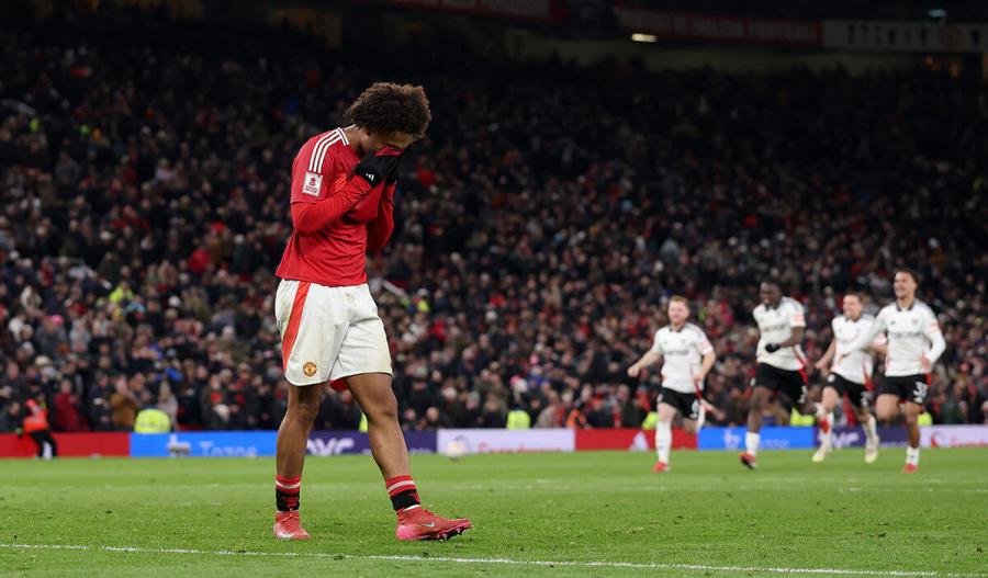 Joshua Zirkzee of Manchester United reacts after missing the last penalty