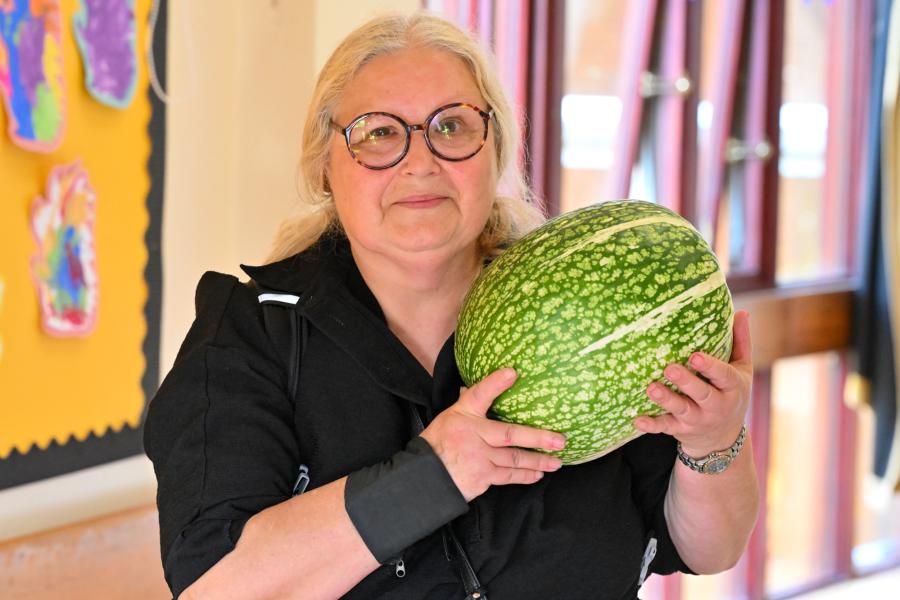 Margarita Morales with her winning Pantana at Fulham Horticultural Society's 2023 show